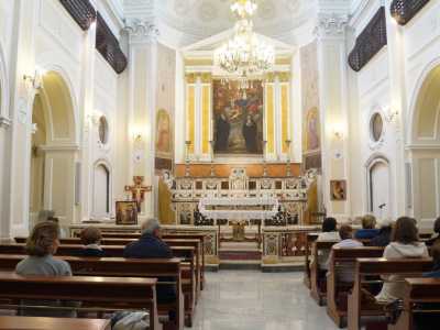 Entrando ci ritroviamo in un ambiente a tre navate absidali divise da quattro pilastri su cui sono impostati archi a tutto sesto